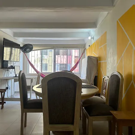 Habitación en casa particular Garden Serenity Bunk With Private Bath Near Airport *