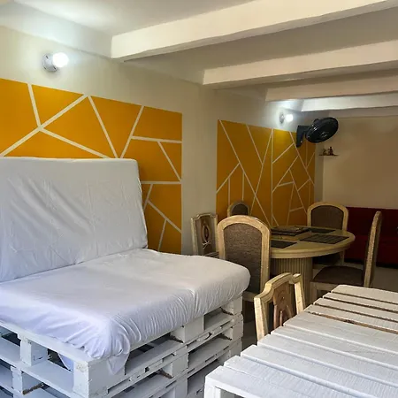 Garden Serenity Bunk With Private Bath Near Airport Habitación en casa particular Cartagena
