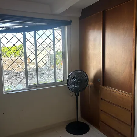 Garden Serenity Bunk With Private Bath Near Airport Habitación en casa particular