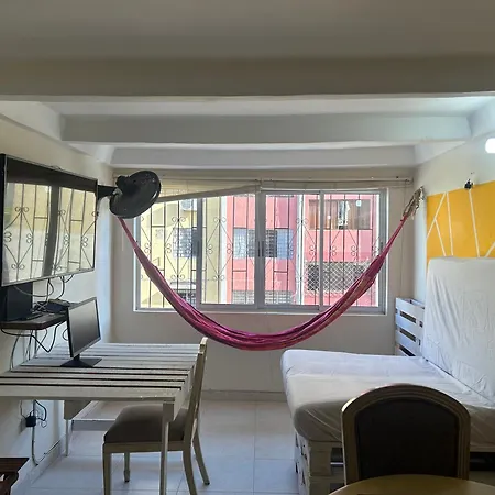 Garden Serenity Bunk With Private Bath Near Airport Habitación en casa particular *