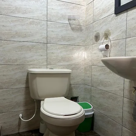 Garden Serenity Bunk With Private Bath Near Airport Habitación en casa particular